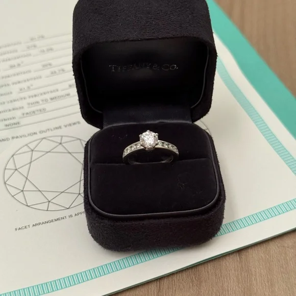Tiffany & Co Diamond Engagement Ring .83Ct G/ VS2 Round, set in Platinum - Picture 2 of 6